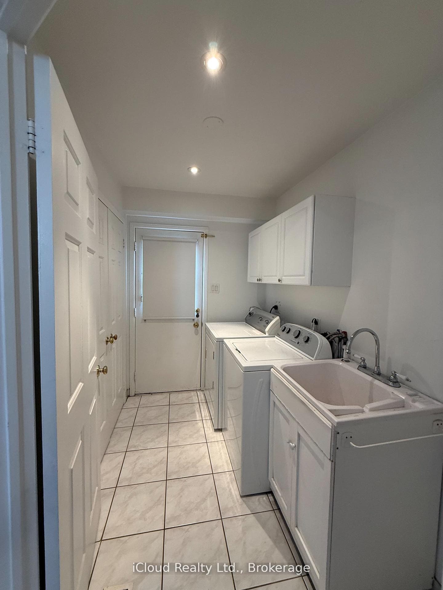 2067 Hunters Wood Drive - Detached photo 10 of 23 in Burlington, Ontario