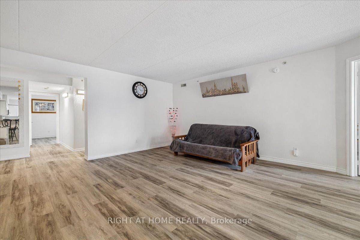 1451 Walker's Line Unit Unit # 312 - Condo photo 8 of 47 in Burlington, Ontario