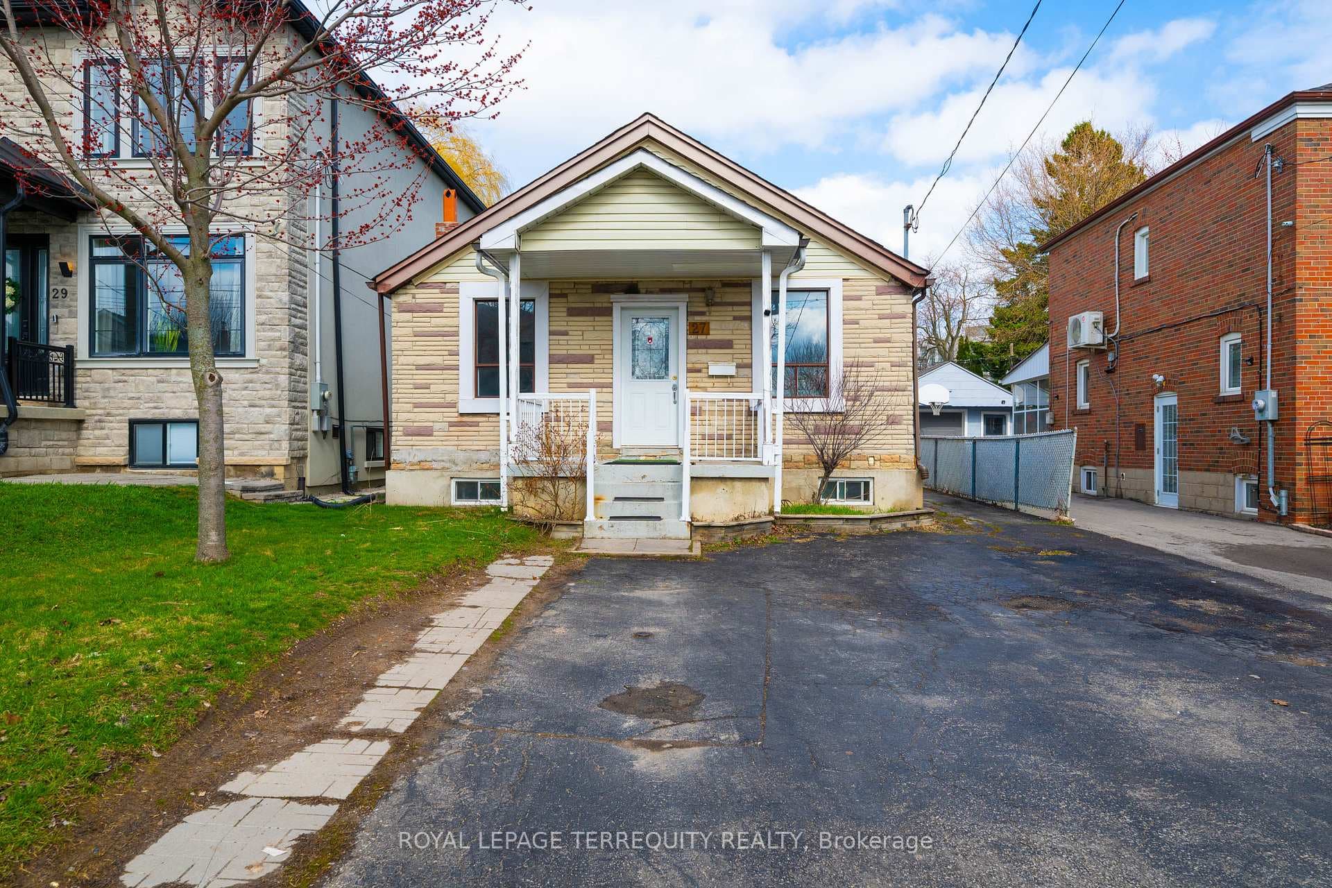 27 Phillip Avenue - Detached photo 2 of 25 in Birch Cliff / Cliffside, Ontario