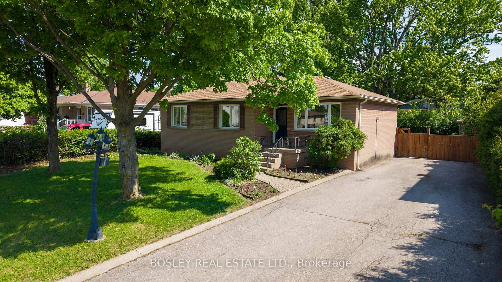 532 Sandmere Place - Detached photo 1 of 33 in Oakville, Ontario