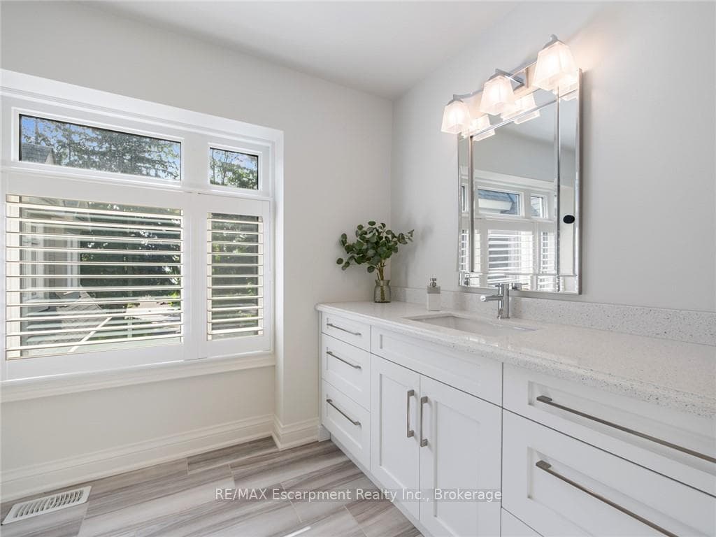 3087 Lakeshore Road - Detached photo 24 of 50 in Burlington, Ontario