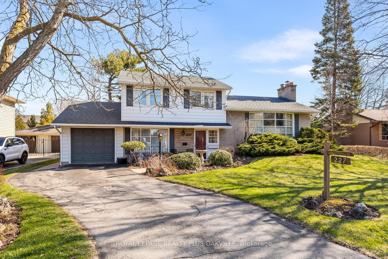 227 Sandwell Drive - Detached photo 2 of 44 in Oakville, Ontario