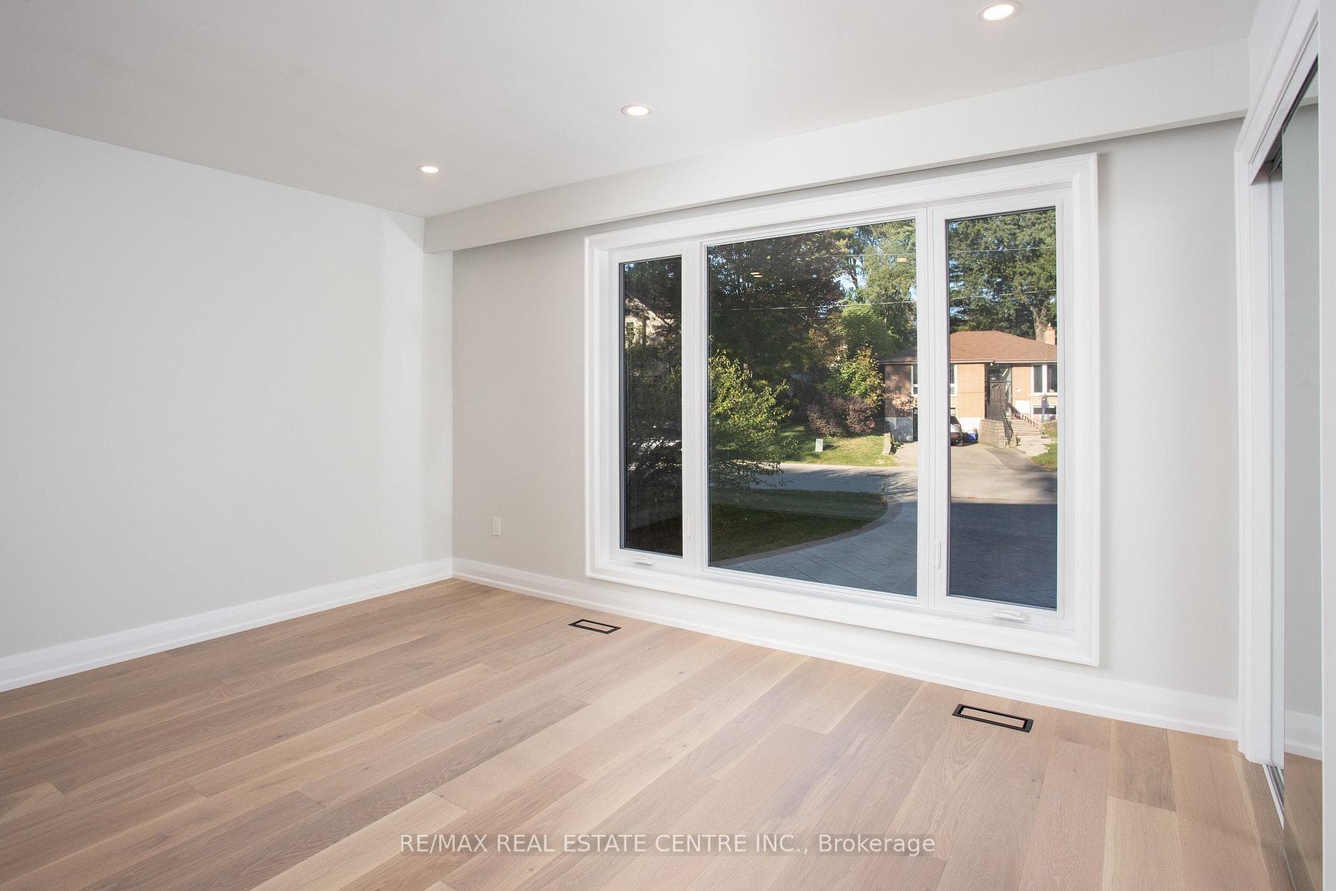 446 Willis Drive - Detached photo 18 of 35 in Oakville, Ontario