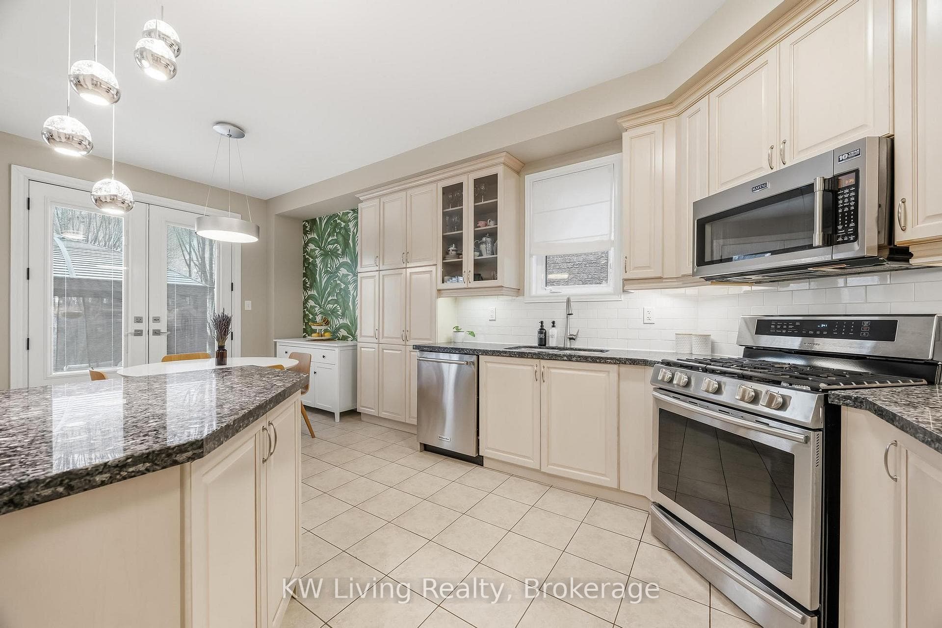 2327 Gladacres Lane - Detached photo 13 of 42 in Oakville, Ontario