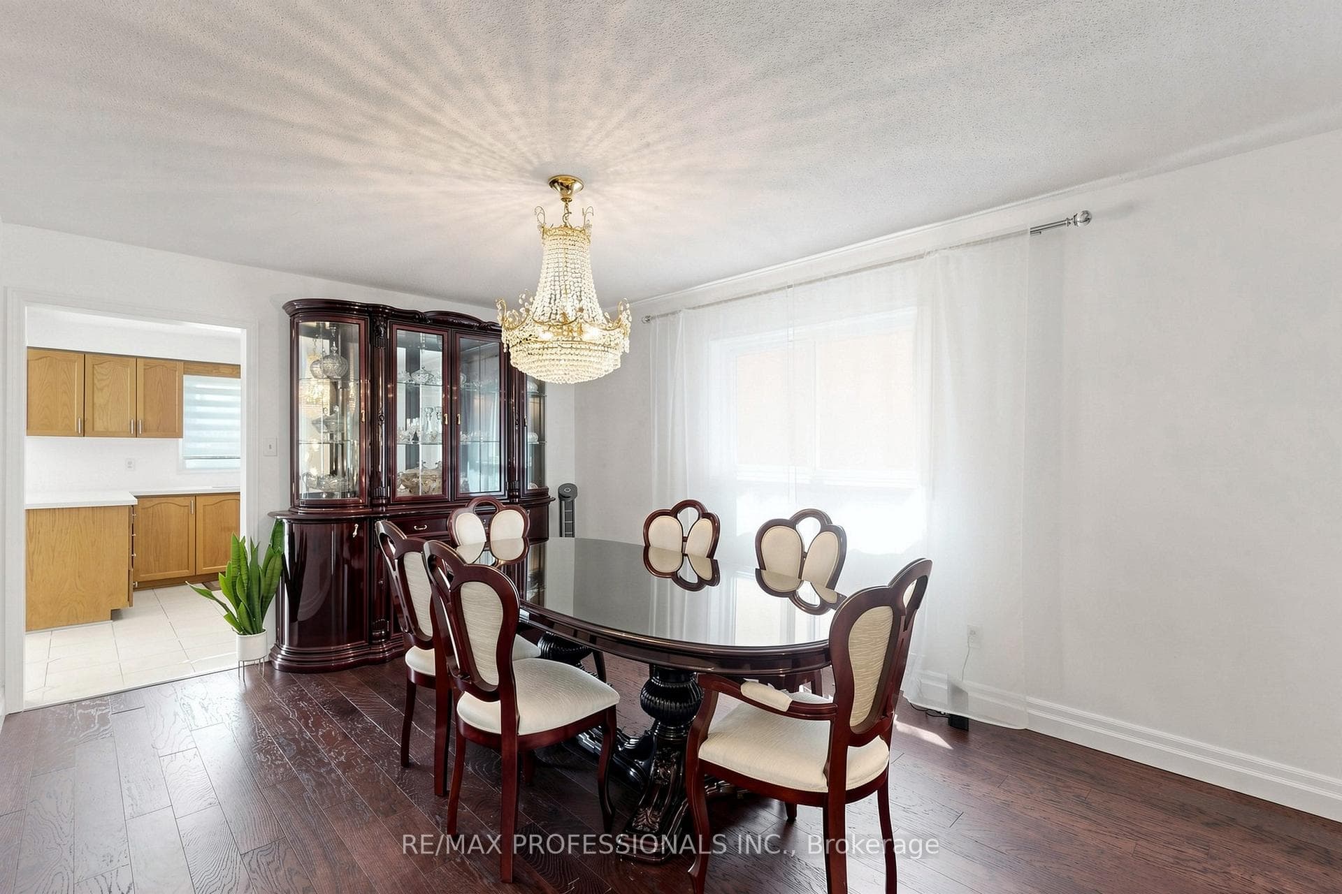 970 Silversmith Drive - Detached photo 7 of 50 in Mississauga, Ontario